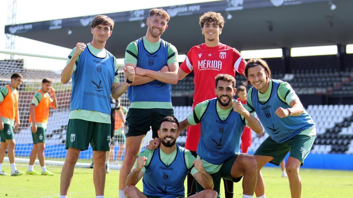 Varios jugadores del Mérida, sonrientes en un entrenamiento.