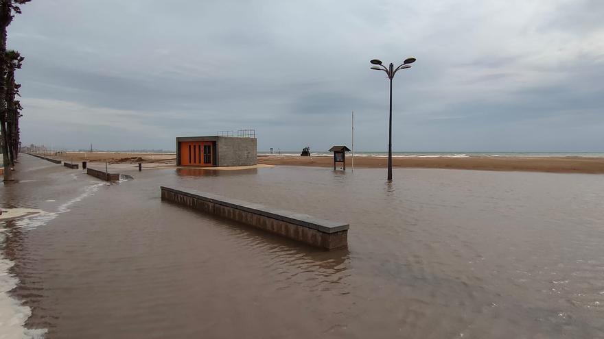 El temporal anega la playa de la Patacona y la fachada marítima de València