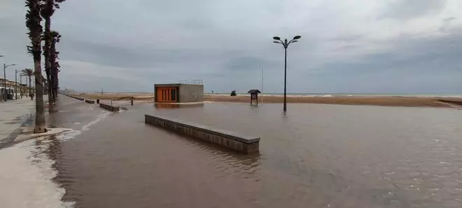 El temporal anega la playa de la Patacona y la fachada marítima de València