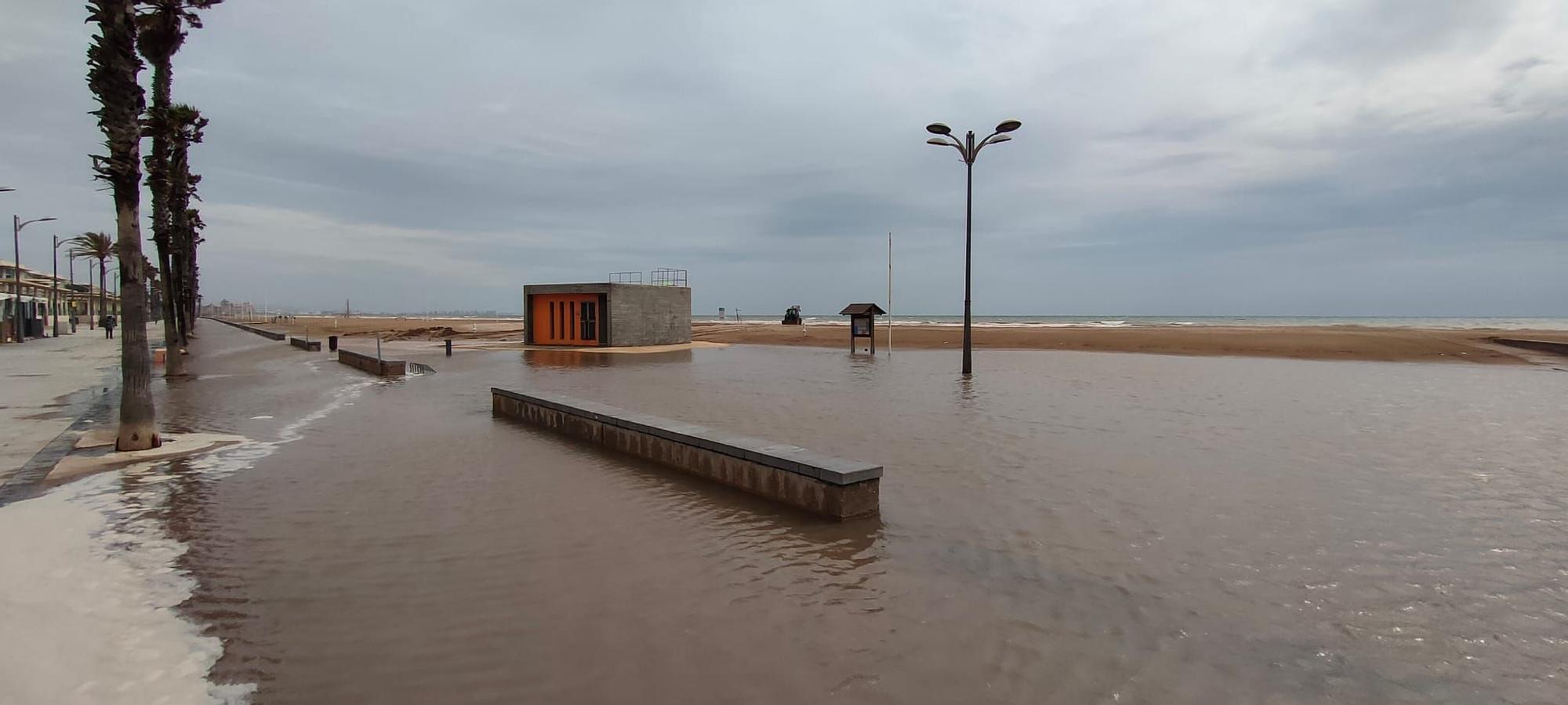 El temporal anega la playa de la Patacona y la fachada marítima de València