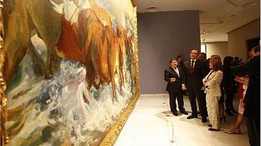 José Luis Olivas y Francisco Camps junto a la obra &quot;Sol de tarde&quot; incluida en la exposición.