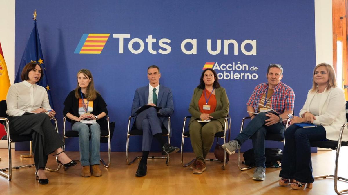 El presidente del Gobierno, Pedro Sánchez, junto a las asociaciones de víctimas ayer.