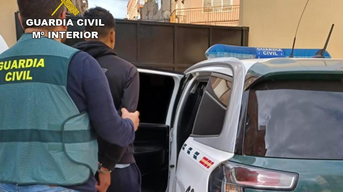 Uno de los detenidos por robos en Beniel.