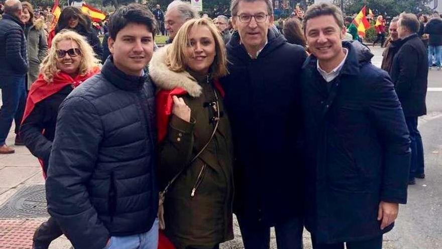 El presidente gallego Alberto Núñez Feijóo (2º dcha.), acompañado ayer en Madrid por los &#039;populares&#039; vigueses Diego Gago (izqda.), líder de Nuevas Generaciones; la presidenta del PP local, Elena Muñoz (2ª izqda.), y el senador y concejal Miguel Fidalgo (dcha.). // FdV