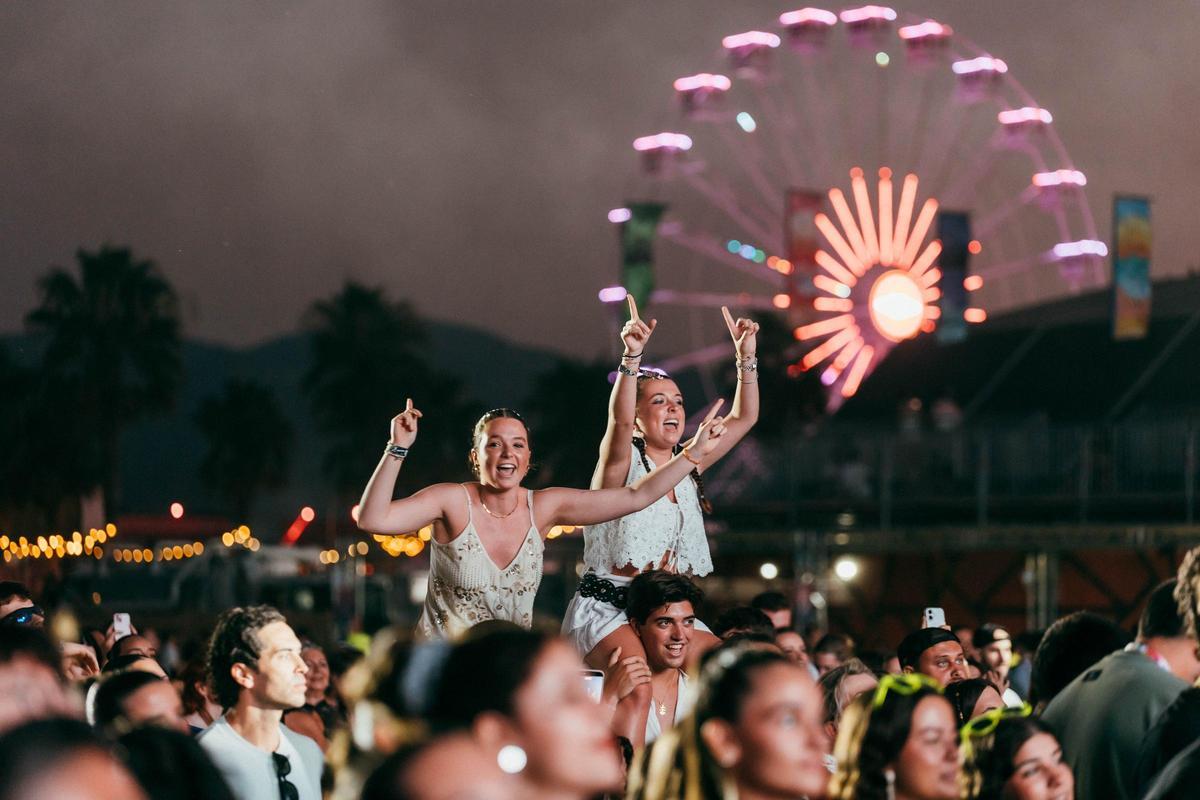 Dos chicas disfrutando de una de las actuaciones nocturnas del festival.