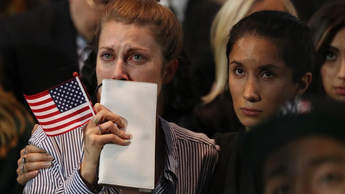 La reacción de los seguidores de la candidata demócrata Hillary Clinton al confirmarse su derrota electoral, el martes 8 de noviembre de 2016, en el Jacob K. Javits Convention Center, en Nueva York (Estados Unidos).