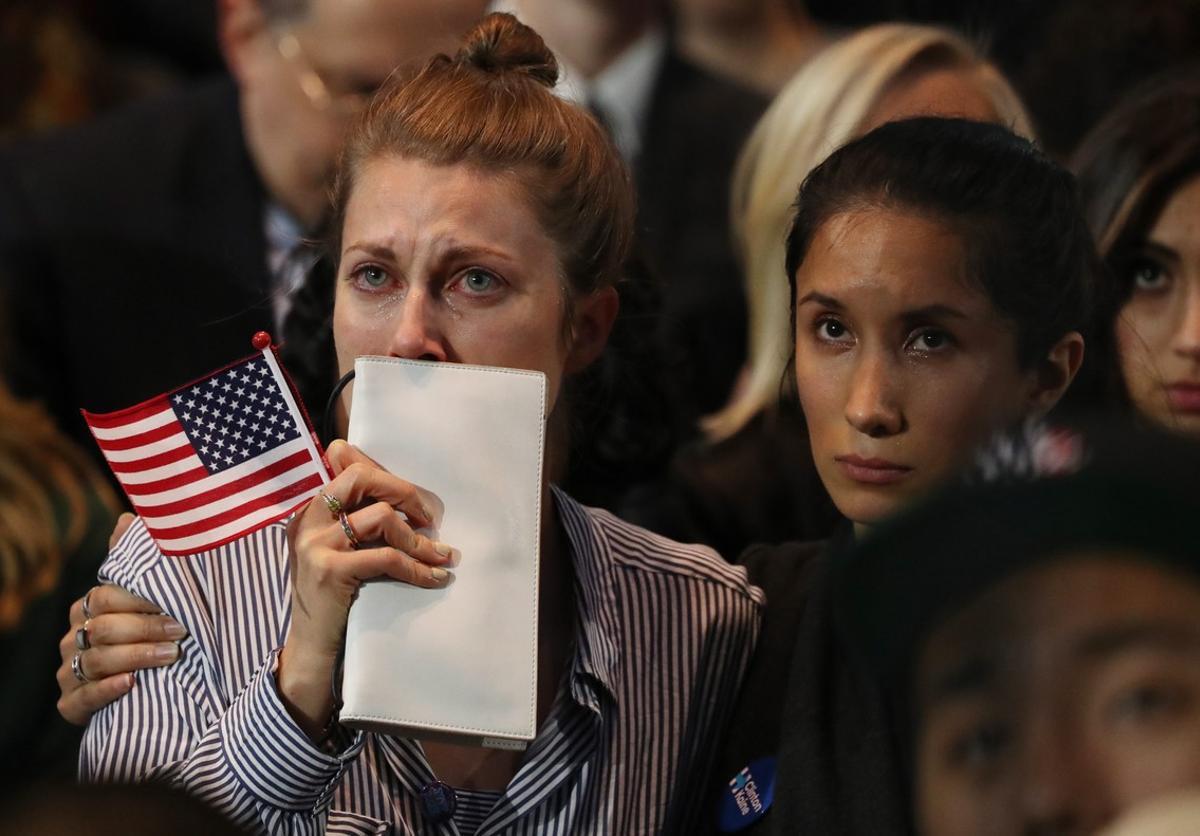 NY01. NUEVA YORK (ESTADOS UNIDOS), 08/11/2016. Seguidores de la candidata demócrata Hillary Clinton reacciona hoy, martes 8 de noviembre de 2016, durante el anuncio de resultados de las elecciones presidenciales en el Jacob K. Javits Convention Center, en Nueva York (Estados Unidos). EFE/JUSTIN LANE