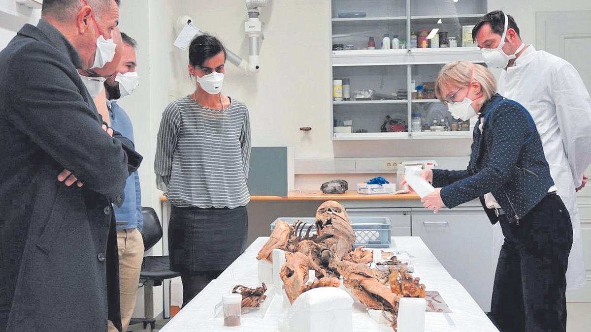 Miguel Ángel Clavijo (primero por la izquierda), el pasado jueves ante la momia guanche que se encuentra en un museo de Viena.