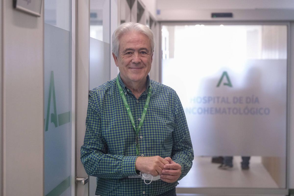 El catedrático de Oncología Emilio Alba en el Hospital de Día Oncohematológico del Clínico