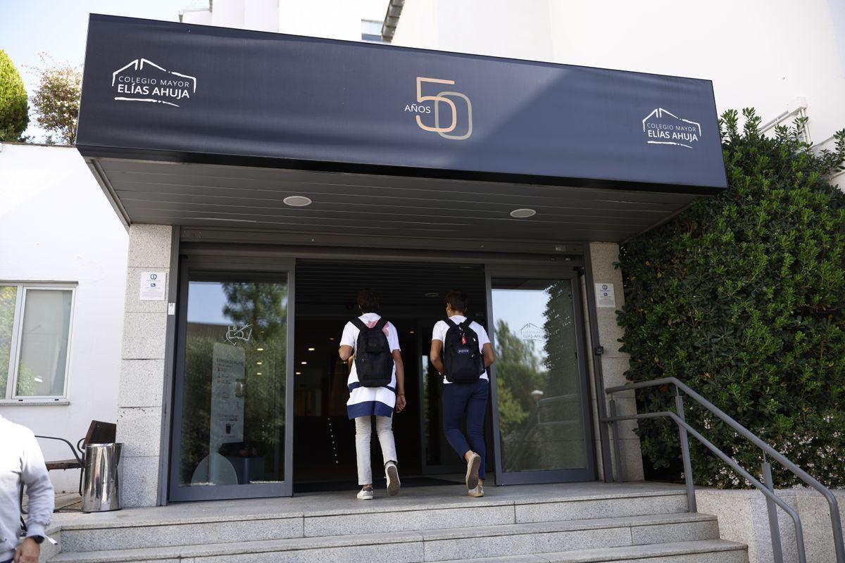 La entrada del colegio mayor Elías Ahuja.
