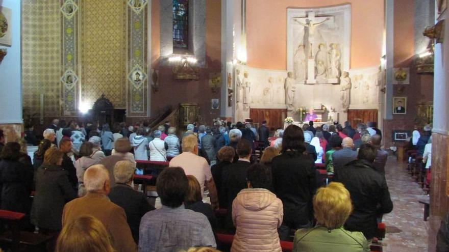 Decenas de personas despiden en la iglesia de Ribadesella a Teri Fernández