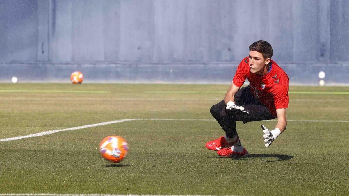 Carlos López, portero del Málaga CF, durante un entrenamiento de esta semana en el anexo de La Rosaleda.