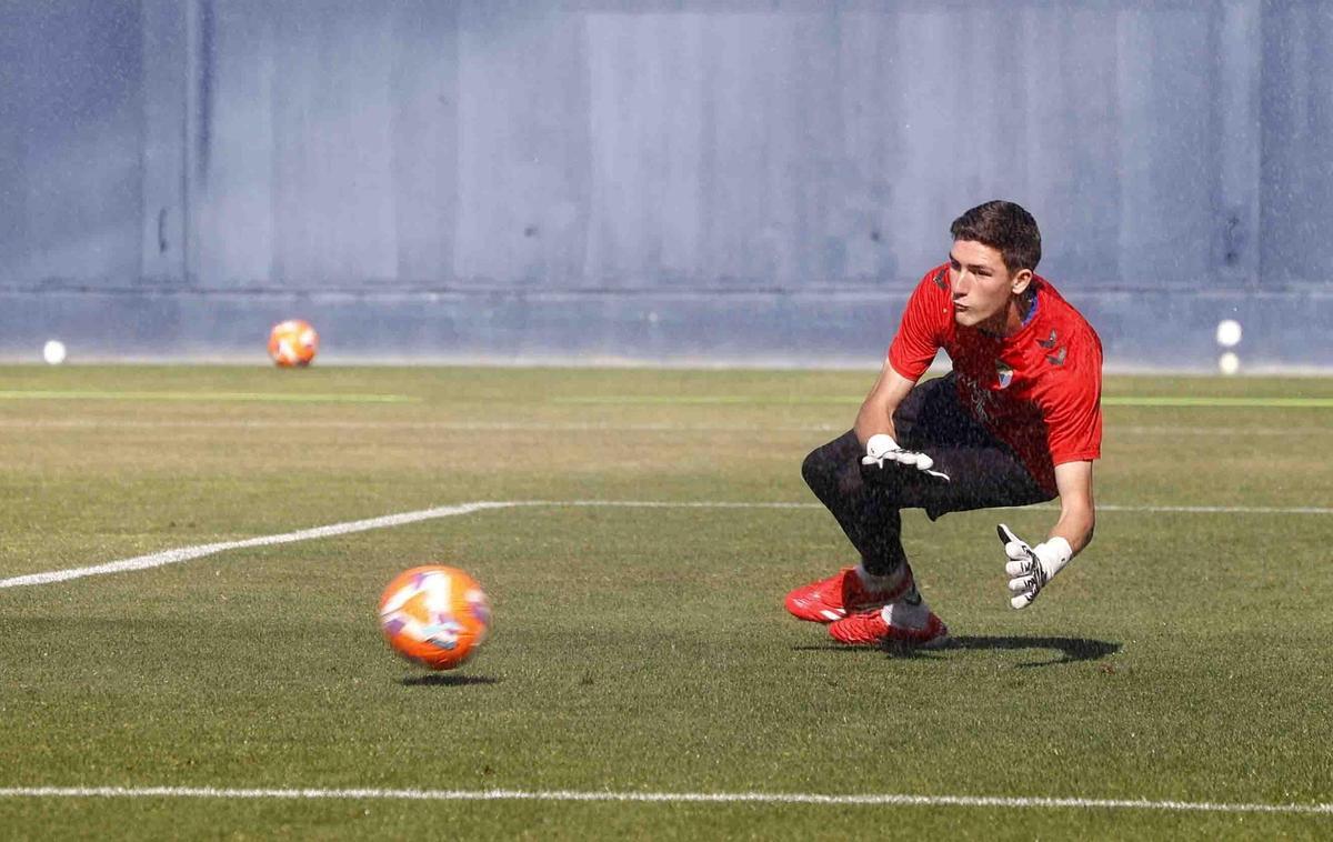 Carlos López, portero del Málaga CF, durante un entrenamiento de esta semana en el anexo de La Rosaleda.
