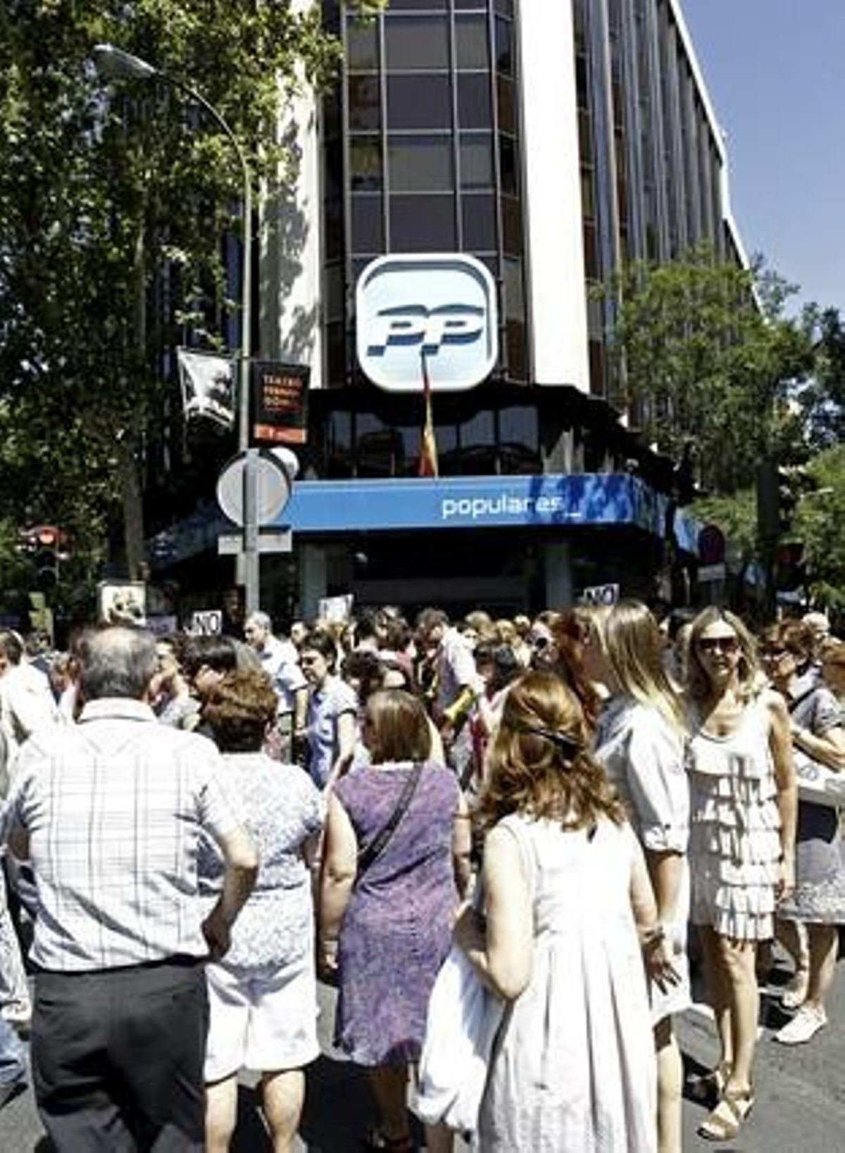 Dos-cents treballadors de l’Administració i el sector públic passen pel carrer de Génova abans de concentrar-se a l’acampada de la plaça de Neptuno i mantenir tallat el trànsit del passeig del Prado.