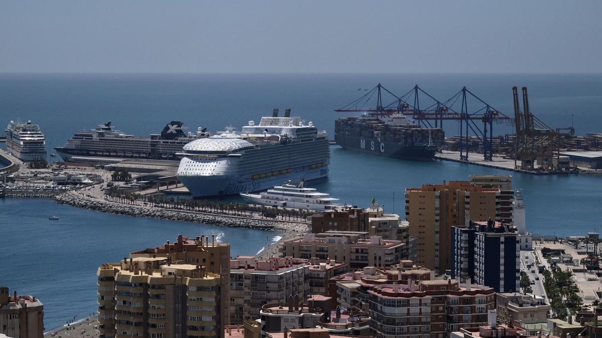 El &#039;Wonder of the seas&#039;, el crucero más grande del mundo, en el puerto de Málaga. / GREGORIO MARRERO