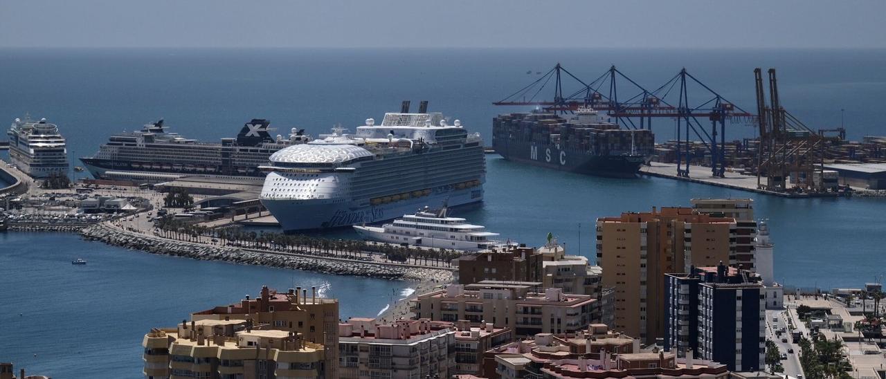 Llega al Puerto de Málaga el Wonder of the Seas, el crucero más grande del mundo.