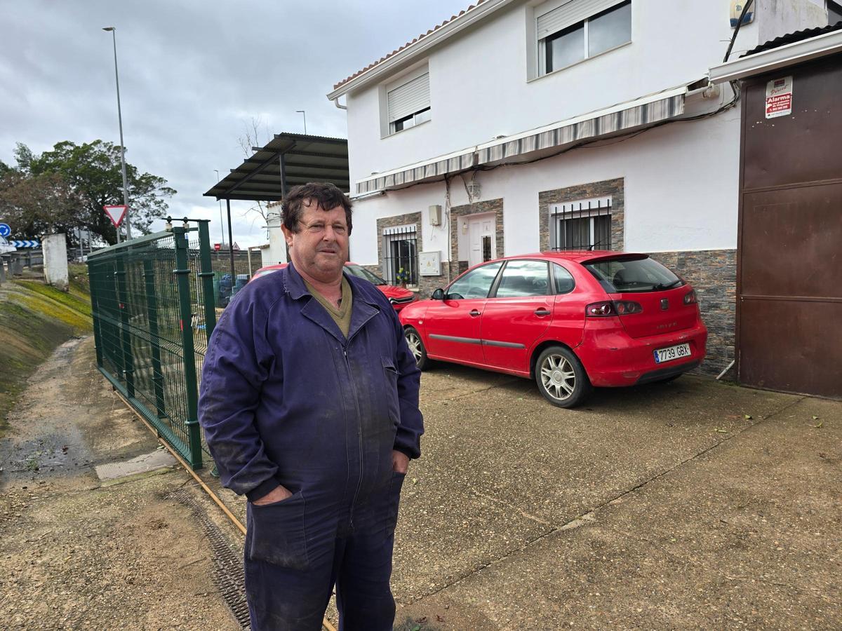 Pedro Traver, vecino afectado por el desalojo de las casas aisladas de Gévora (Badajoz).