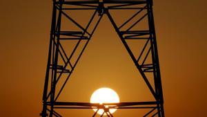 La falta de capacitat de la xarxa elèctrica frena milers de projectes industrials