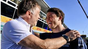 De Vries, radiante, felicitado por el jefe de Williams tras la carrera