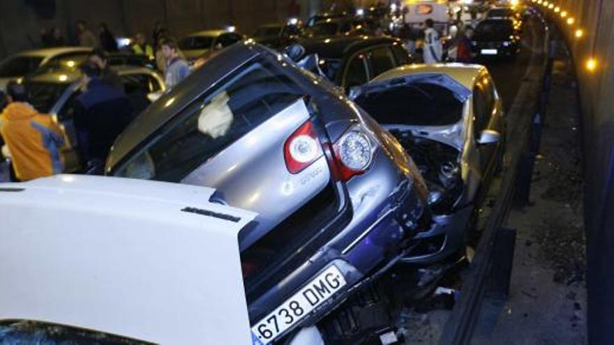Una colisión entre 40 coches en el túnel de San José deja doce heridos
