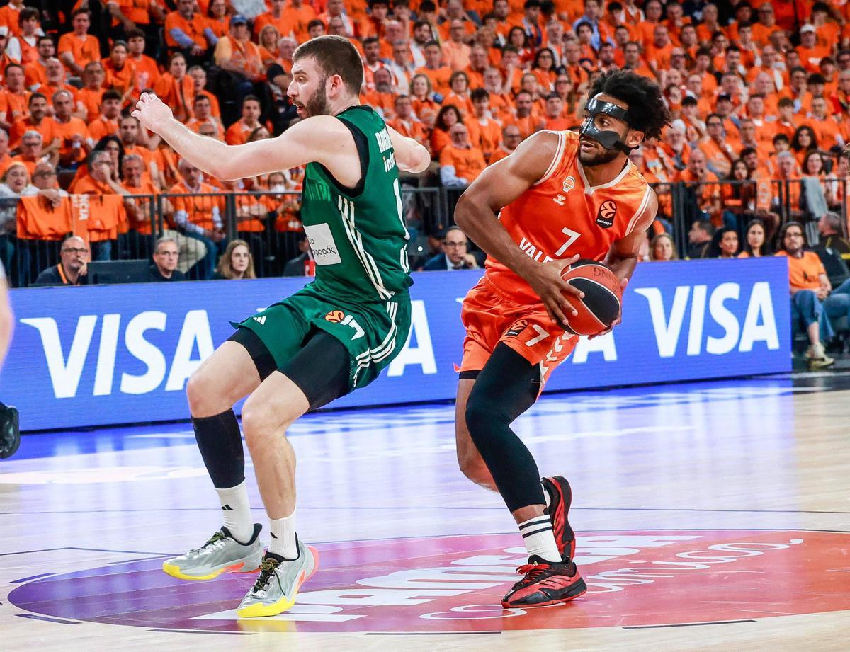 Braxton Key, con la máscara protectora tras su fractura de nariz.