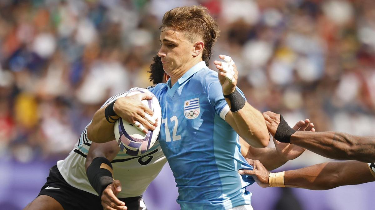 El uruguayo Juan Gonzalez  avanza durante el partido de rugby de la fase de grupos entre Uruguay y Fiji en los Juegos Olímpicos de paris 2024