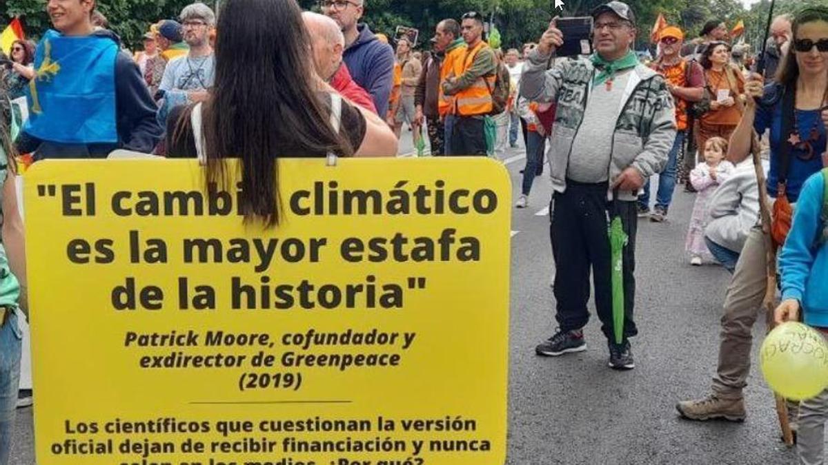 Una negacionista del cambio climático, en la marcha convocada por SOS Rural en Madrid el pasado 14 de mayo.