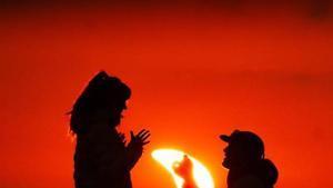 Captura de pantalla del vídeo de la pedida de matrimonio en pleno eclipse solar publicado en las redes sociales.