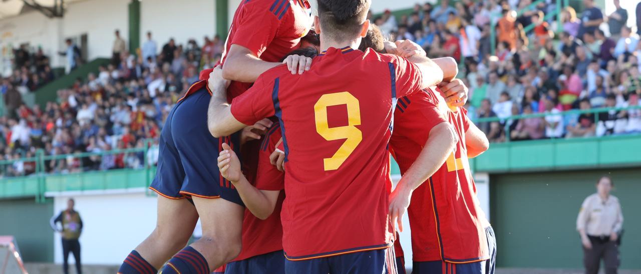 Los jugadores de España celebran uno de los goles.