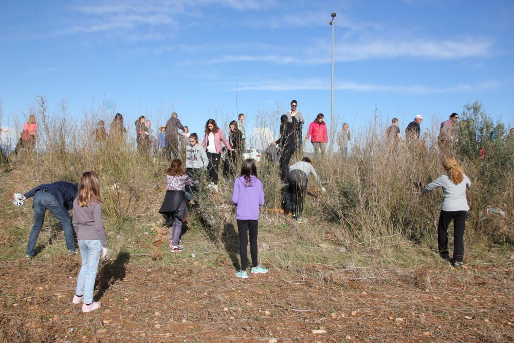 La gent del Far d''Empordà surt a netejar l''entorn.