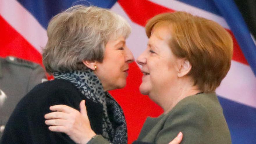 May busca el apoyo de Merkel y Macron para aplazar el Brexit