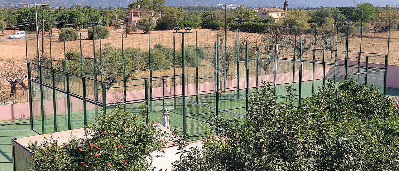 Imagen de la pista de pádel de Biniali sobre la que pesa una orden de demolición.