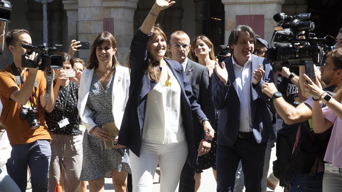 Laura Borràs, con Francesc de Dalmases y Aurora Madaula, a las puertas del Parlament.
