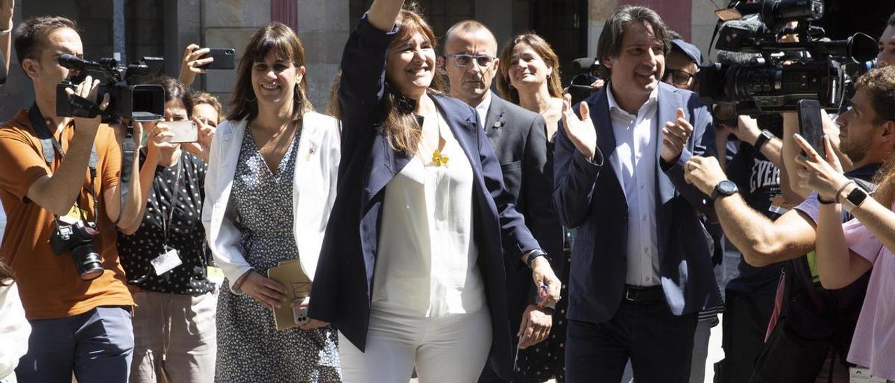 Laura Borràs, con Francesc de Dalmases y Aurora Madaula, a las puertas del Parlament.