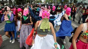 México dejará de perseguir el aborto en todo el territorio nacional. En la foto, un grupo de mujeres participan en una manifestación a favor del aborto seguro y legal, en Ciudad de México, en septiembre del 2022.