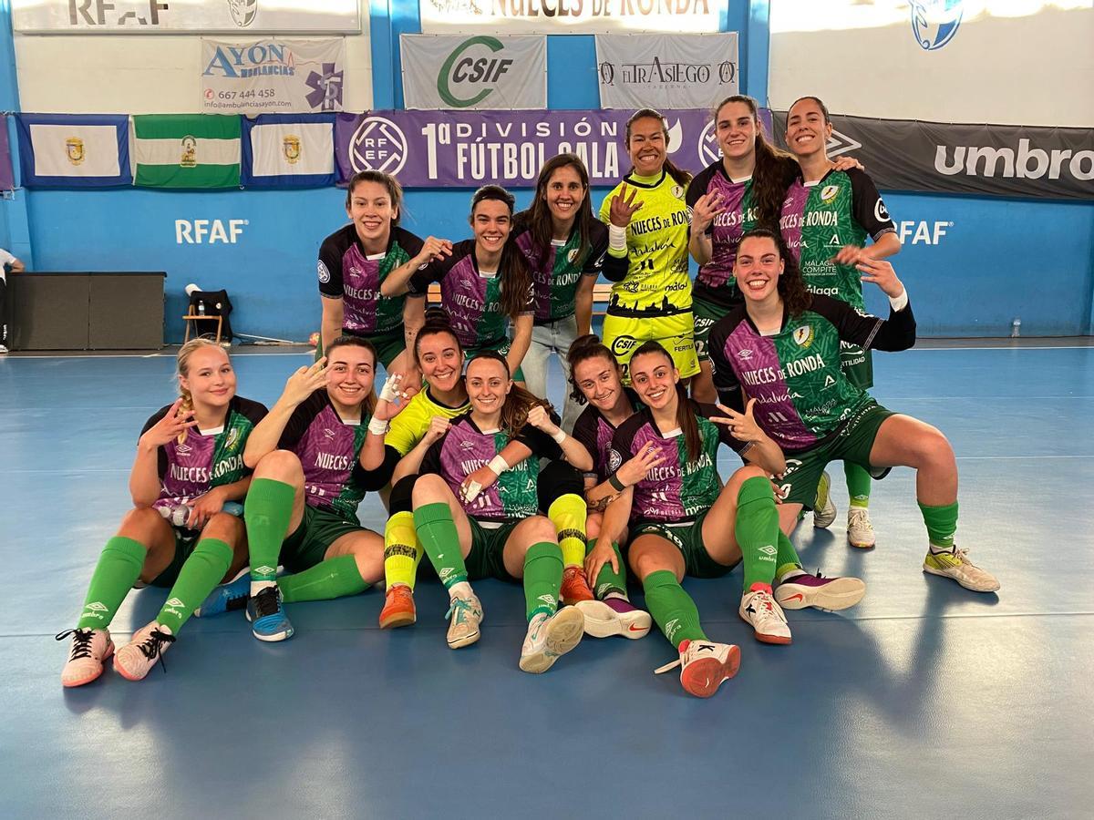 Las malagueñas posaron después de la espectacular goleada cosechada ante Ourense.