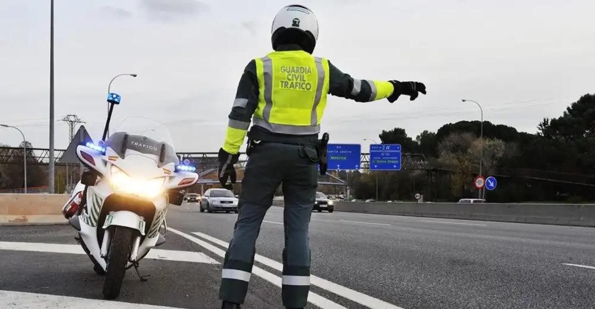 Un agente de la Agrupación de Tráfico de la Guardia Civil.