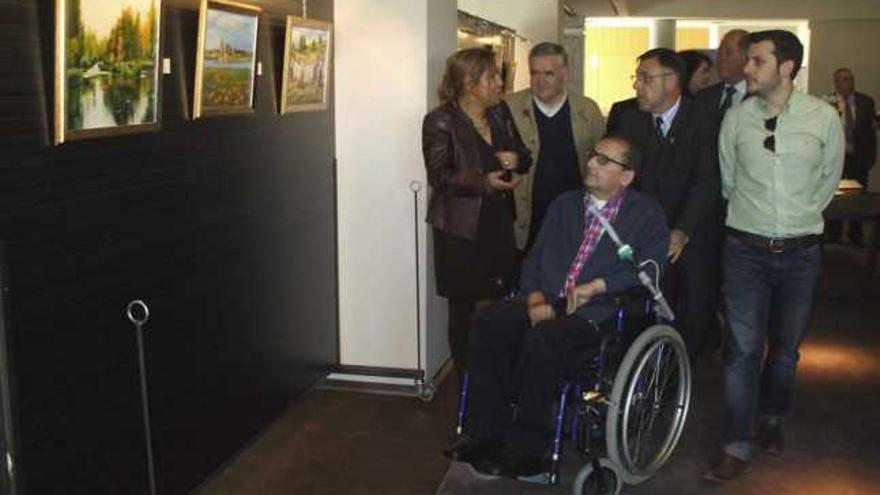 El artista «Luislo» durante su recorrido por la exposición, acompañado por Rosa Valdeón y García Taboada.