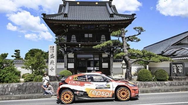 Alejandro Cachón con su coche en Japón.