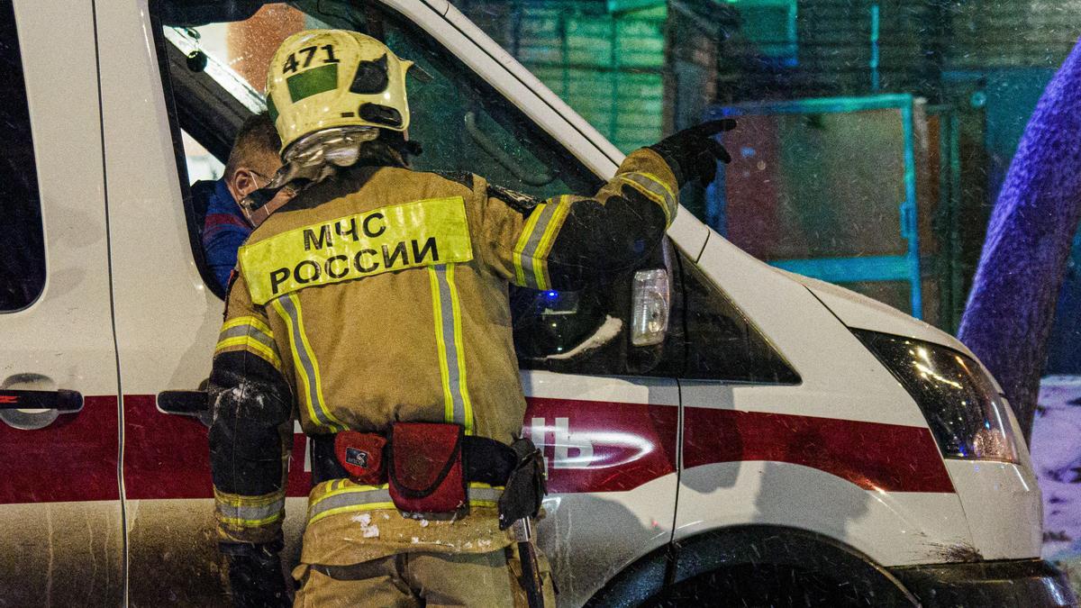 Bomberos y servicios de emergencias tras un incendio en Moscú.