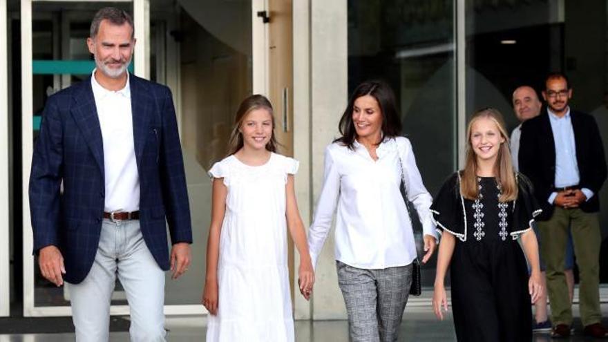 Felipe VI tras la visita a su padre en el hospital: "Da gusto verle tan bien y tan animado"