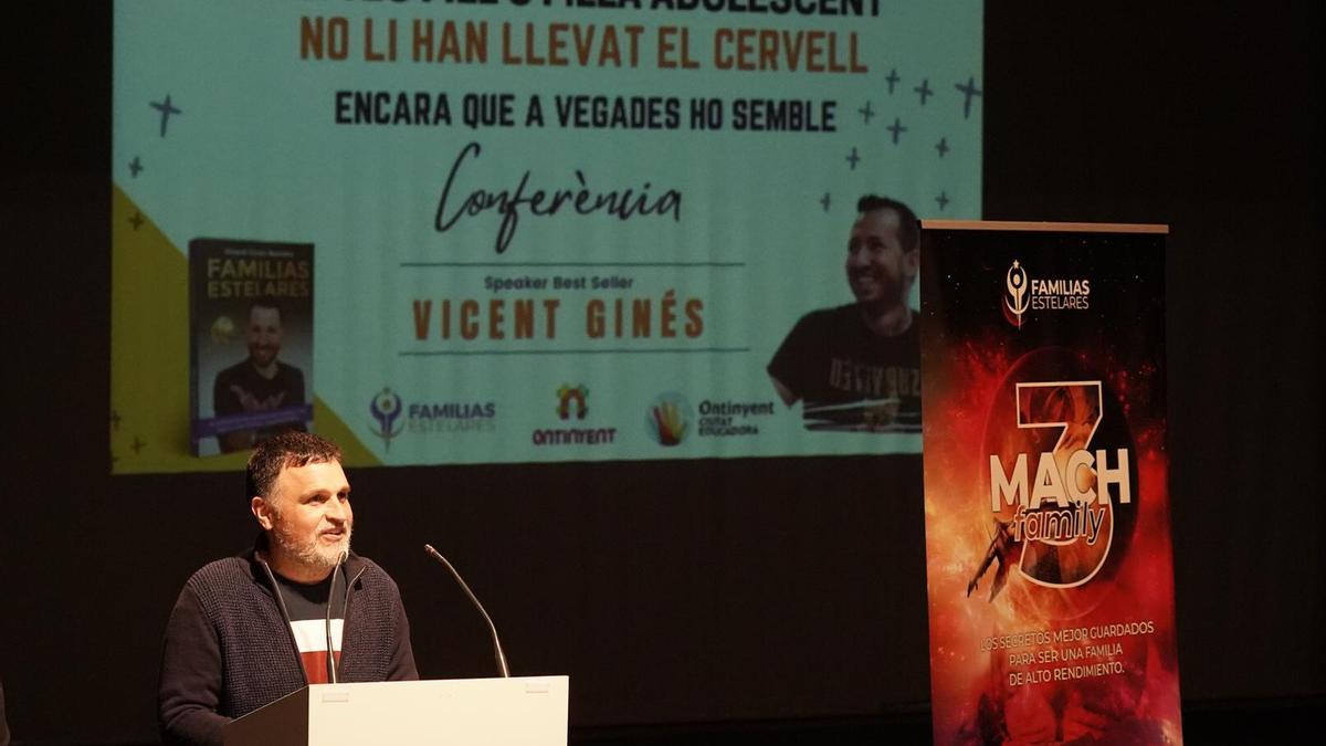 El regidor Óscar Borrel, durante la cita.