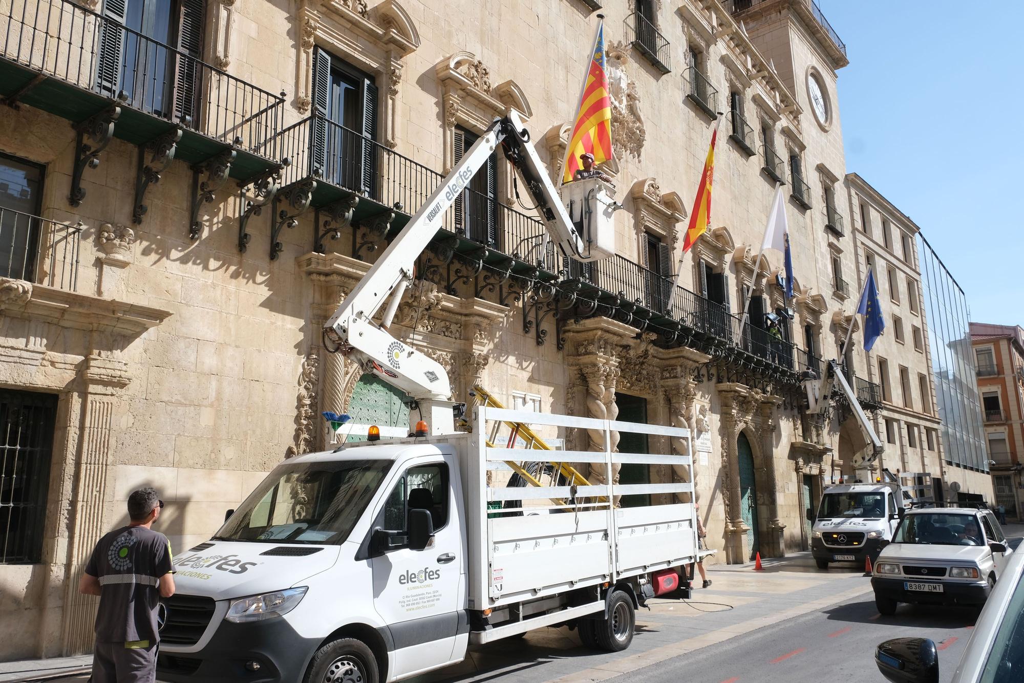 Instalación de luces de Hogueras en la plaza del Ayuntamiento