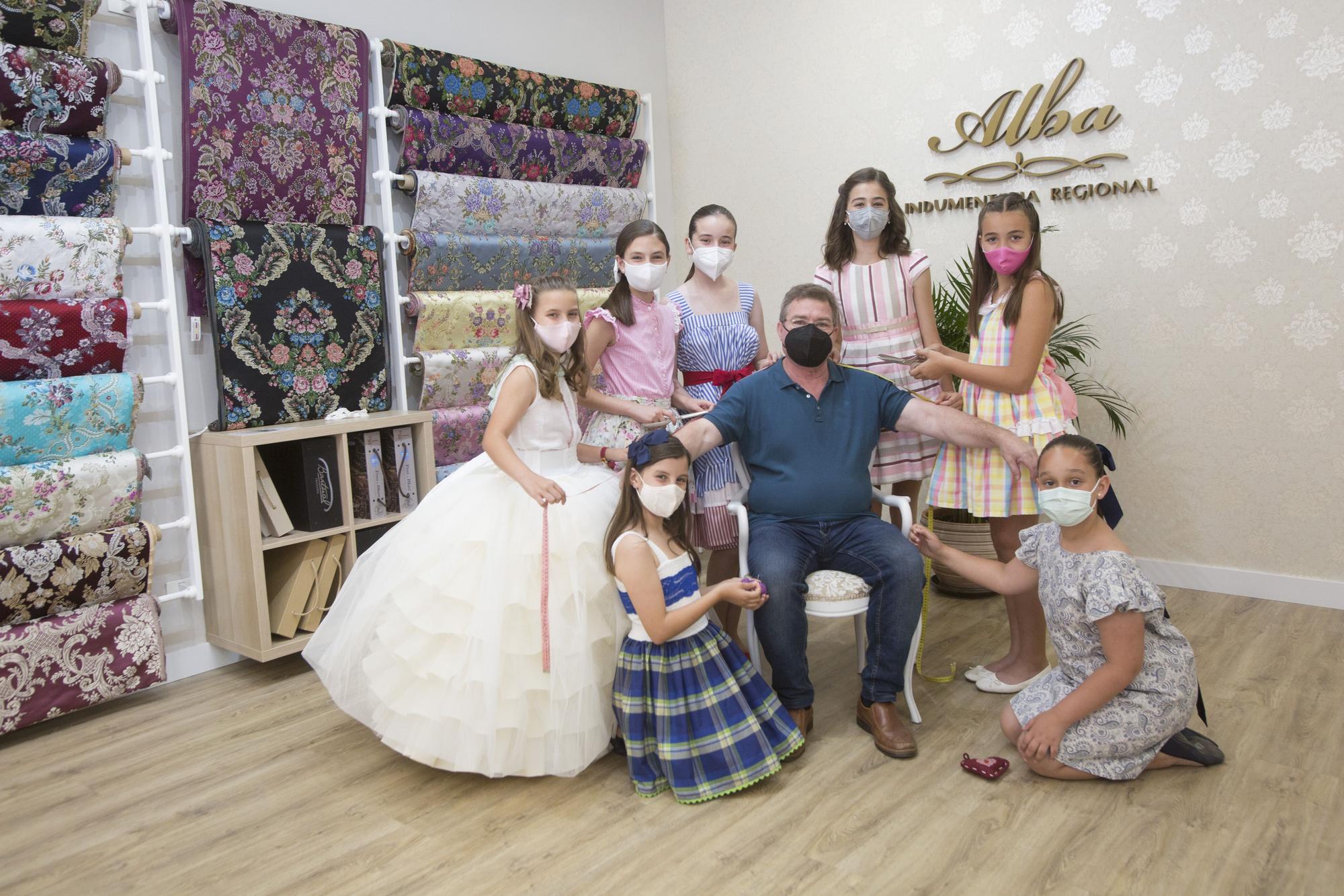 Toma de medidas a la Bellea del Foc Infantil y a sus damas