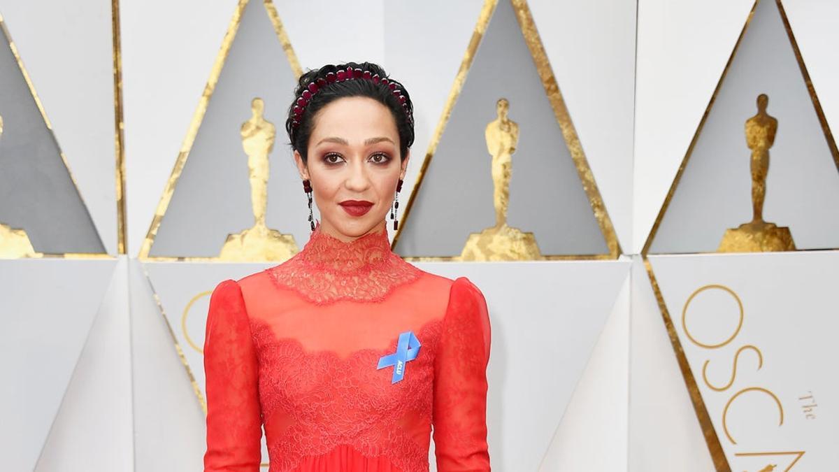 Ruth Negga apoya a la ACLU con el lazo azul