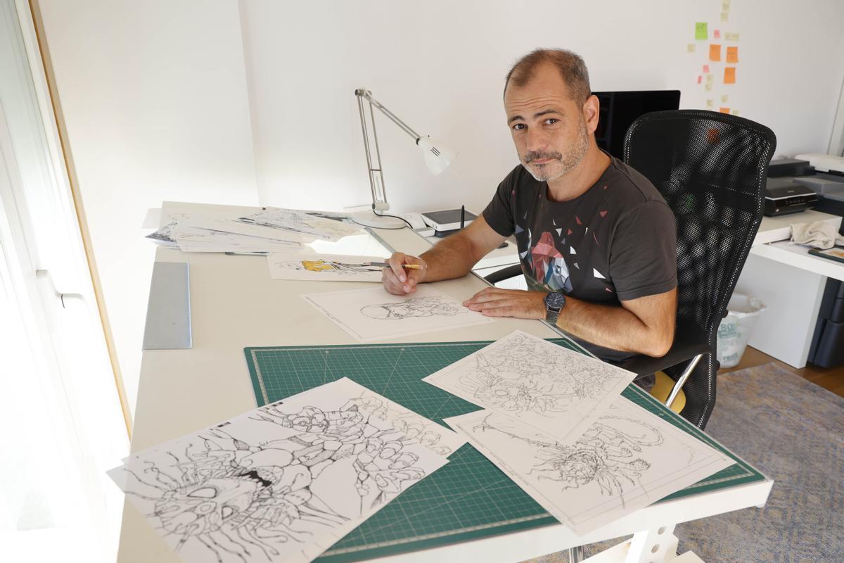 Anxo Fariña, o pai dos Megatoxos no seu estudio.