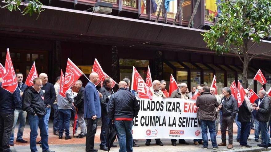 Protesta en Oviedo de jubilados de Izar