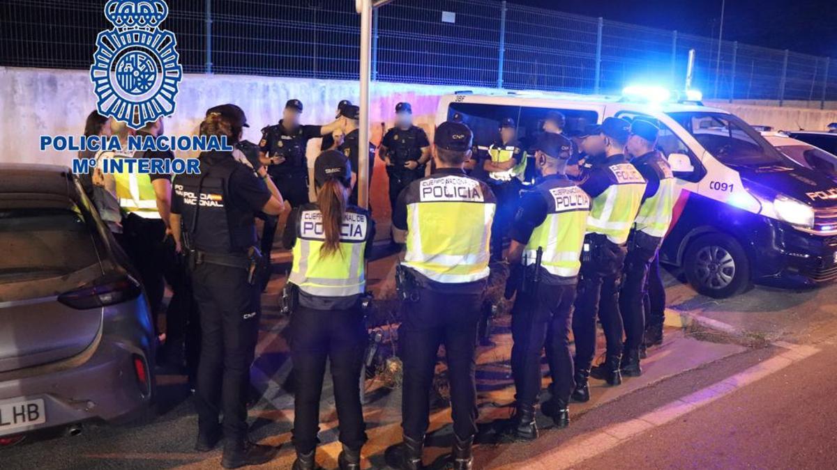 Los agentes se preparan para el despliegue en la Zona Norte de Alicante.