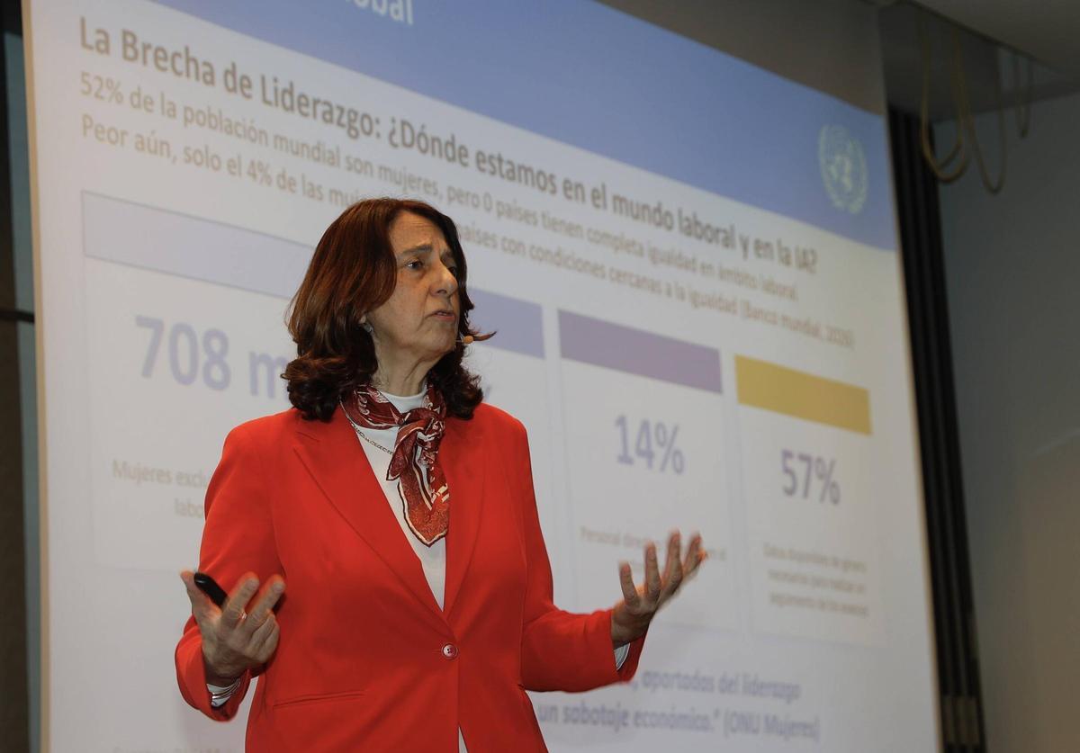 Alessandra Vellucci en un momento de su conferencia, ayer en la sede de la Autoridad Portuaria de Gijón.