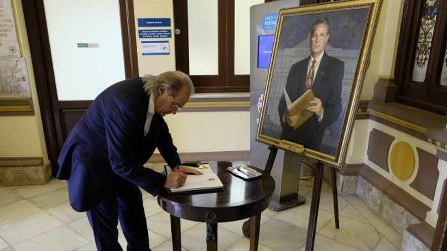 Retrato y libro de condolencias ubicados ayer en el vestíbulo del Ayuntamiento.